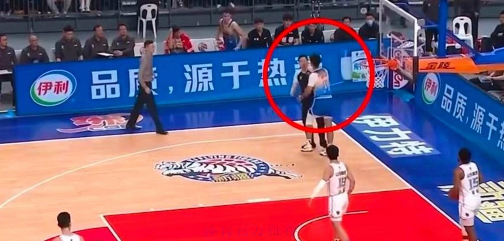 卡斯尔半场8投仅1中仅得到4分4失误,哈珀则3中0没有得分 卡斯尔半场8投仅1中仅得到4分4失误,哈珀则3中0没有得分